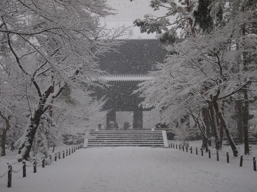 雪の南禅寺三門